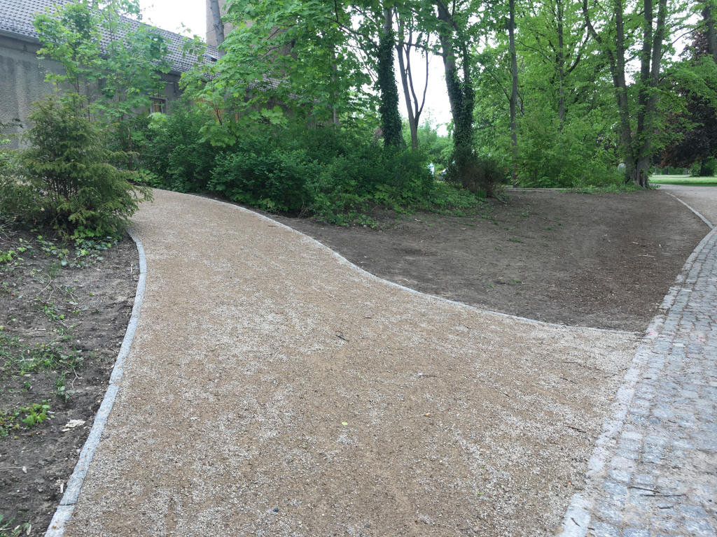 Wassergebundene Wegedecke in einem Berliner Garten