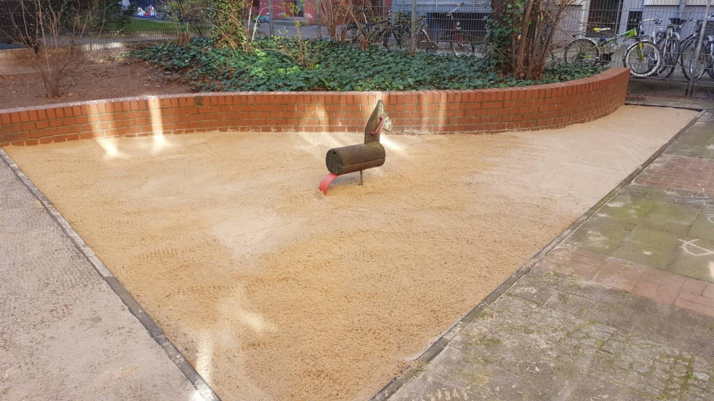 Hygienischer Sandwechsel f&uuml;r Spielpl&auml;tze in Berlin.