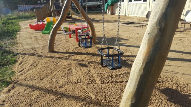 Spielsandreinigung im Fräsverfahren auf einem Berliner Spielplatz