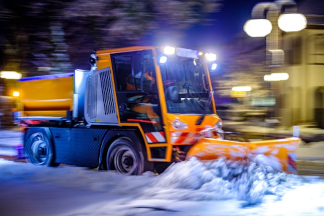 Winterdienstfahrzeug von GPS Berlin im Einsatz