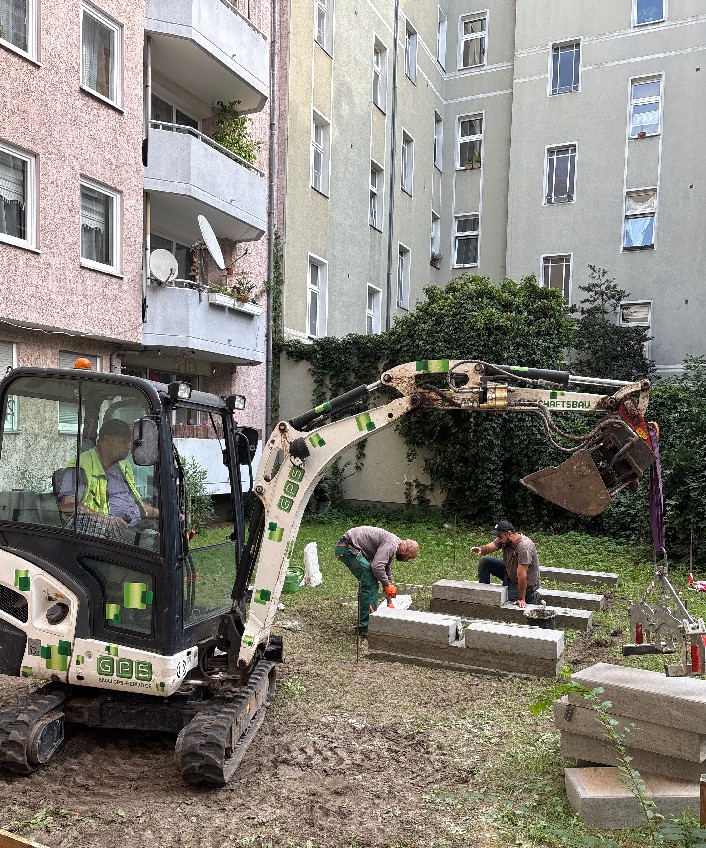 Vorbereitung Aufstellfl&auml;che W&auml;rmepumpe durch Setzen von Fundamentbl&ouml;cken