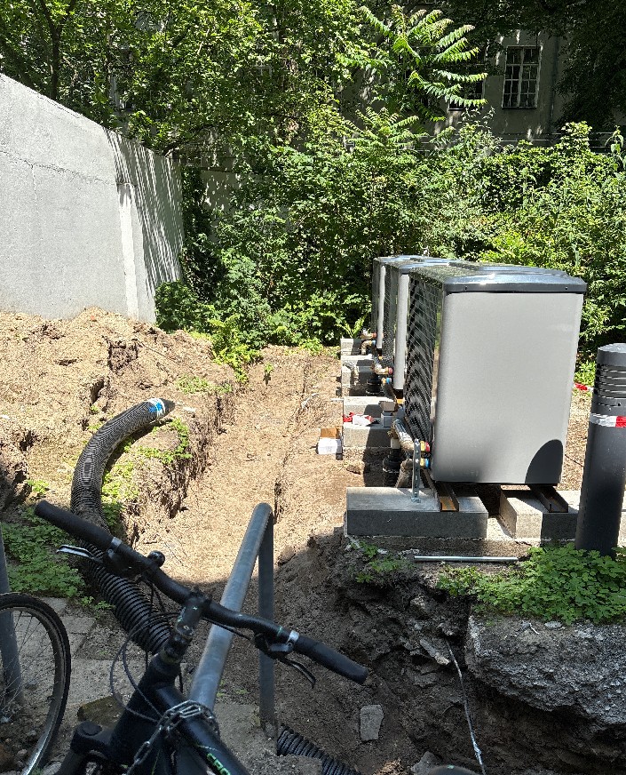 Aufstellfl&auml;che W&auml;rmepumpe mit Fundament und angebundenen Au&szlig;eneinheiten