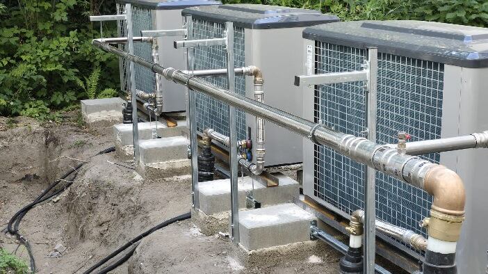 Vorbereitung Aufstellfläche Wärmepumpe mit Fundamenten, Leitungsführung und montierten Außeneinheiten