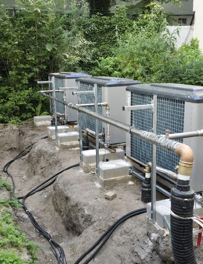 Vorbereitung Aufstellfl&auml;che W&auml;rmepumpe mit Fundamenten, Leitungsf&uuml;hrung und montierten Au&szlig;eneinheiten