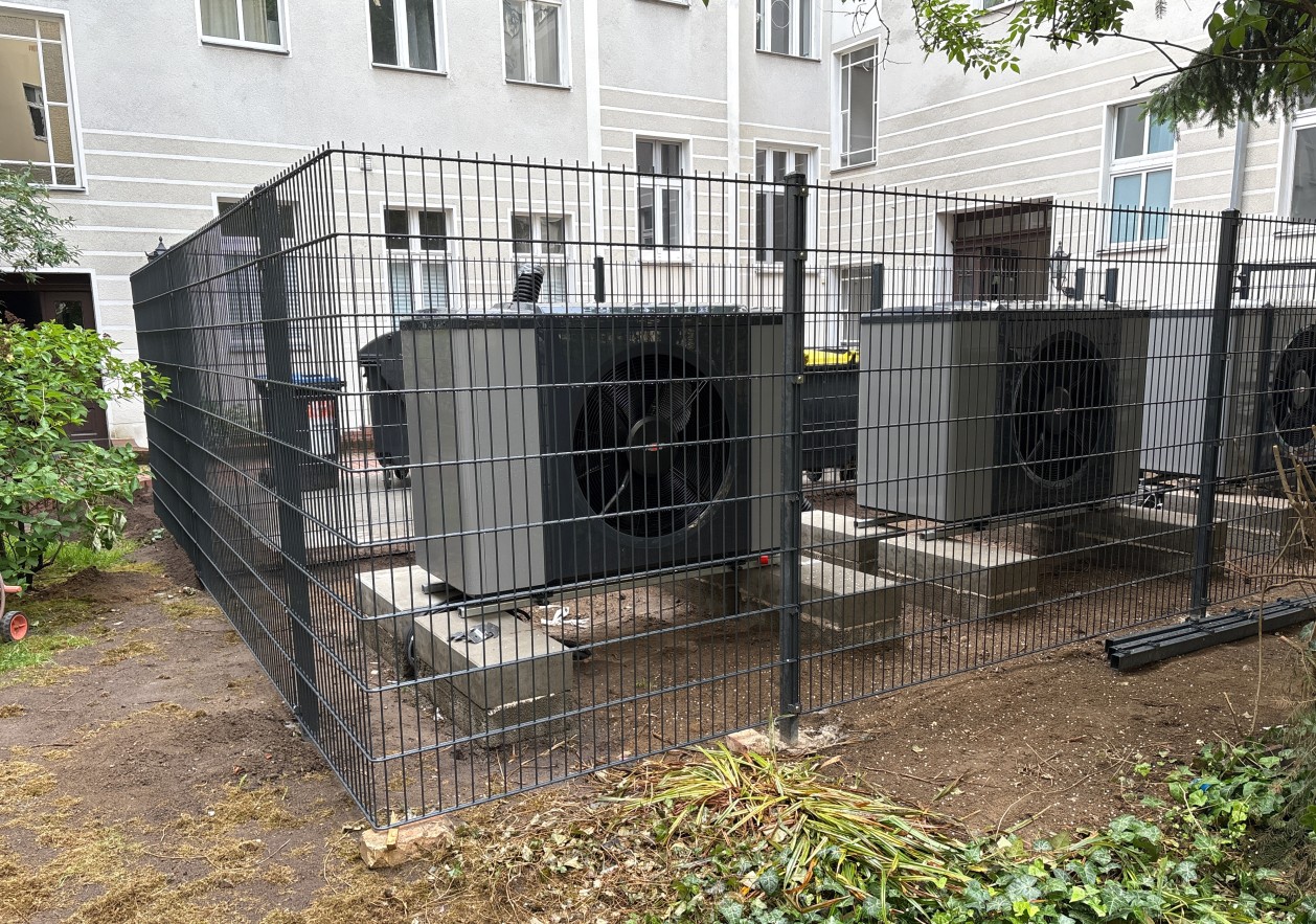 Aufstellfl&auml;che W&auml;rmepumpe mit Fundamenten und Zaunanlage im Innenhof