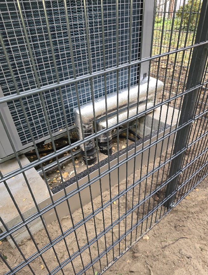 Vorbereitung Aufstellfl&auml;che W&auml;rmepumpe mit ged&auml;mmter Leitungsf&uuml;hrung und Schutzzaun im Detail