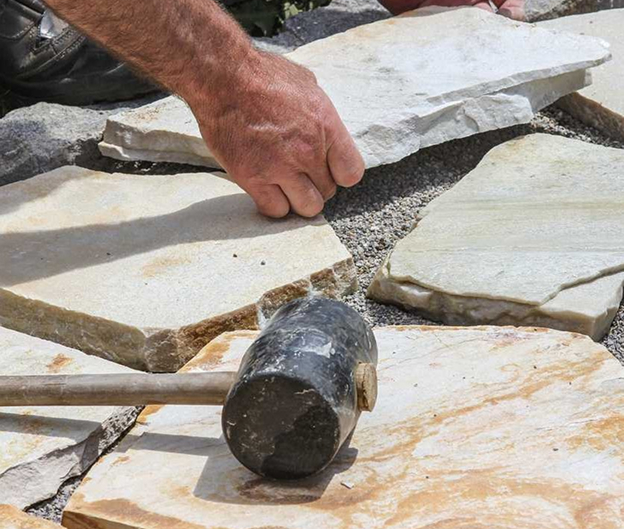 Verlegen von Natursteinplatten mit dem Gummihammer