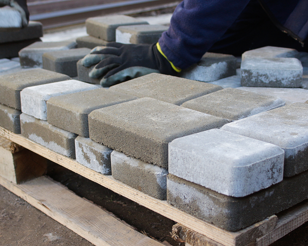 Verlegen von Betonpflastersteinen von Hand