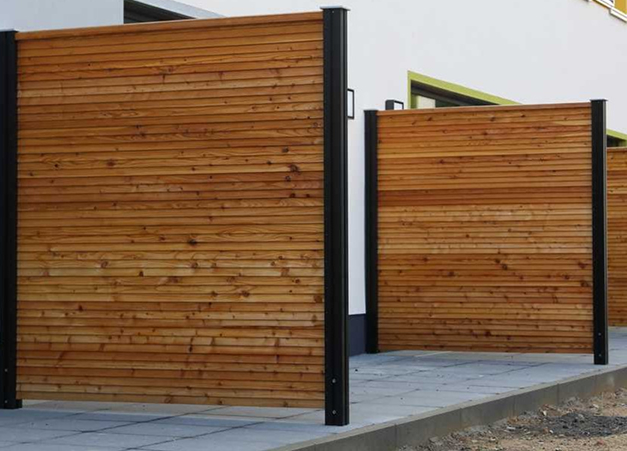 Sichtschutzzaun aus Holz mit Metallpfosten