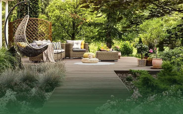 Holzterrasse mit Loungemöbeln und Hängesesseln im Garten