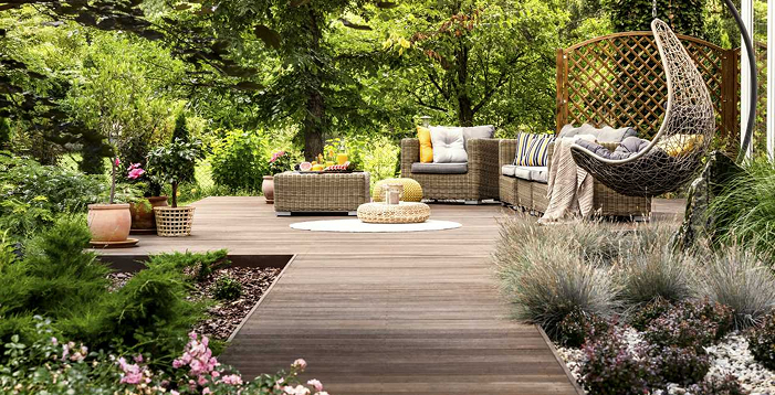 Gartenterrasse aus Holz mit Sitzbereich und Hängesessel