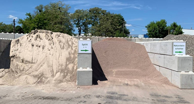 Lagerboxen mit Sand und Splitt auf dem Baustofflager GPS Berlin