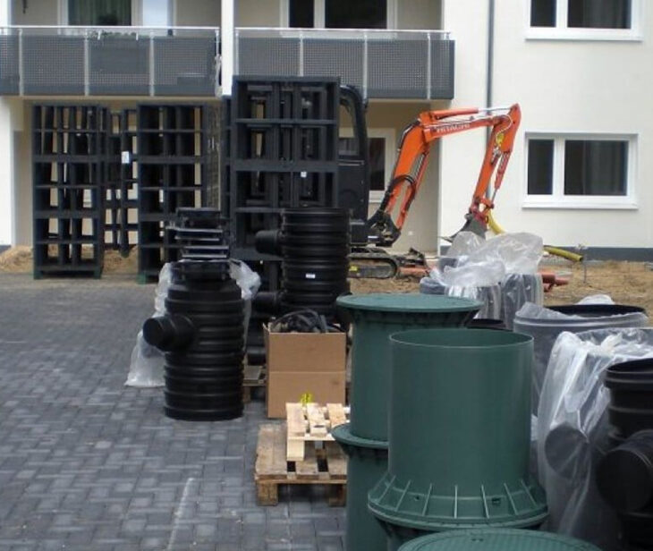 Baustelle mit Rigolenelementen zur Regenwasserversickerung