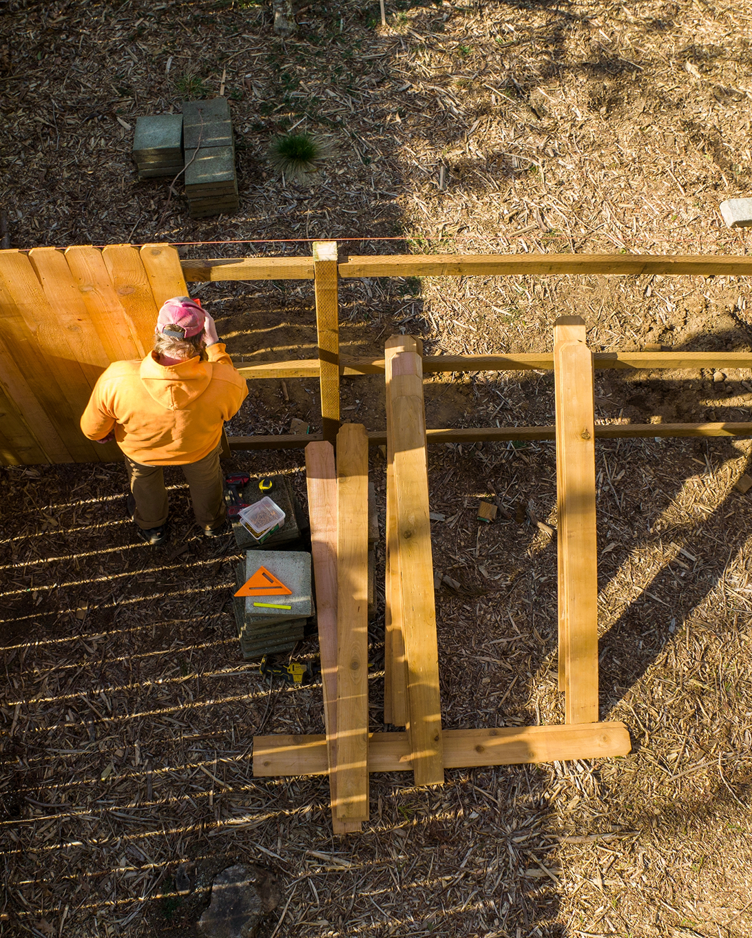 Arbeiten an einer Holzkonstruktion im Außenbereich