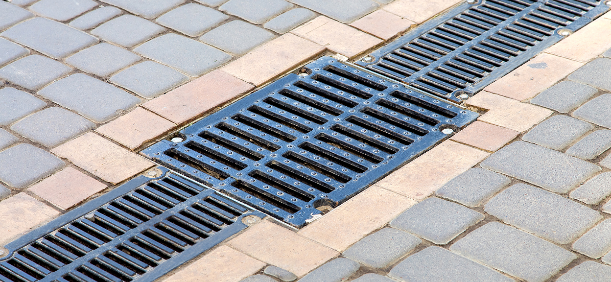 Entwässerungsrinnen in einer gepflasterten Fläche
