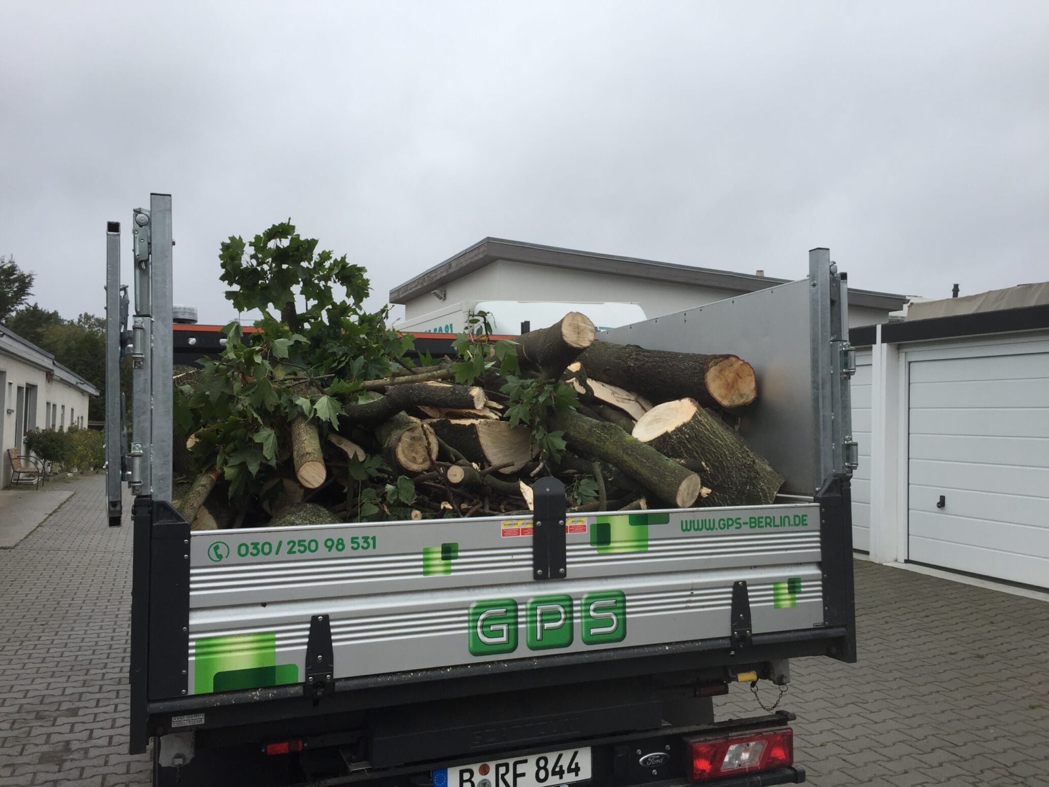 GPS Berlin Kipper mit Stammholz und Grünschnitt nach Baumarbeiten