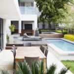 Moderne Terrasse neben einem Schwimmbecken