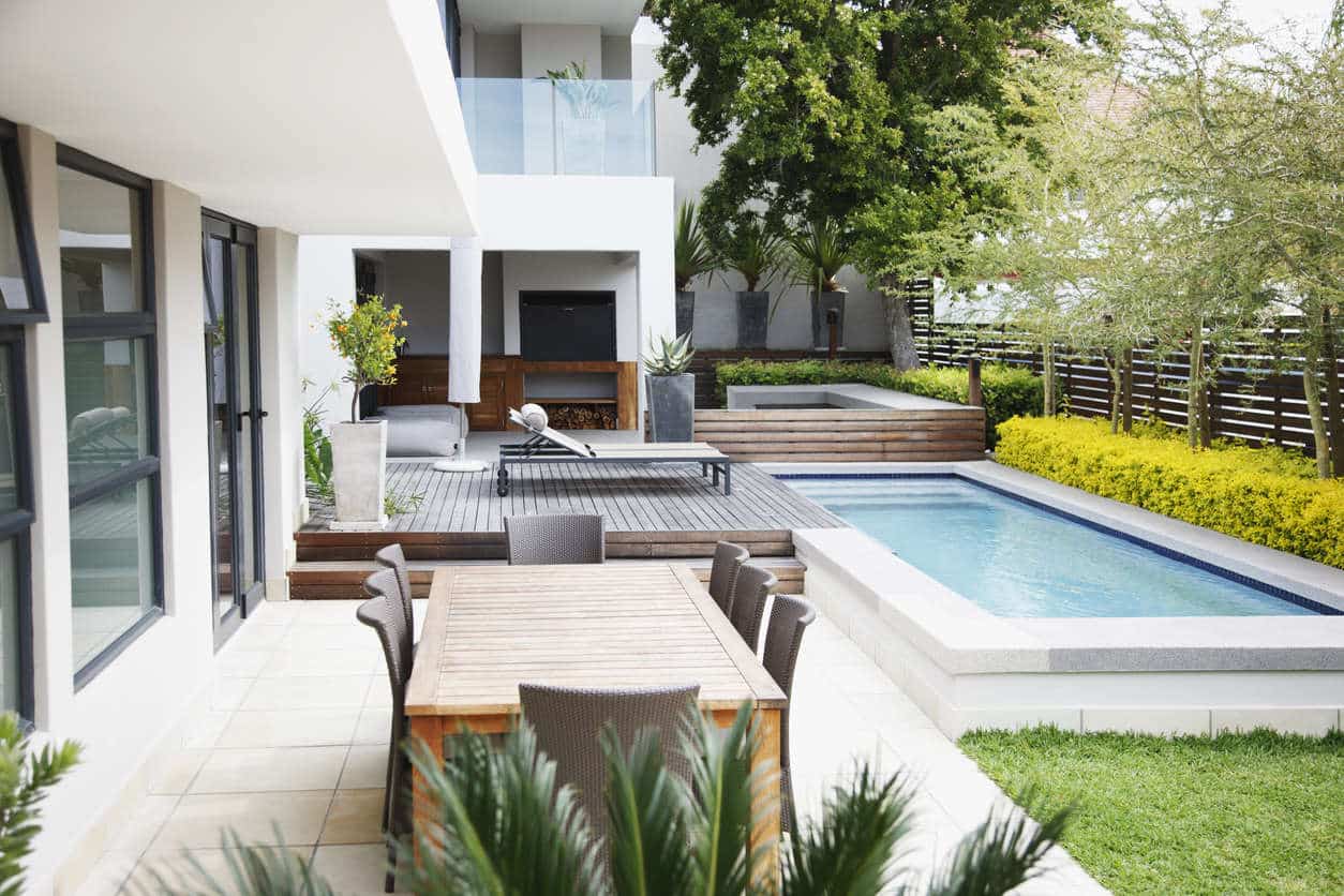 Moderne Terrasse neben einem Schwimmbecken