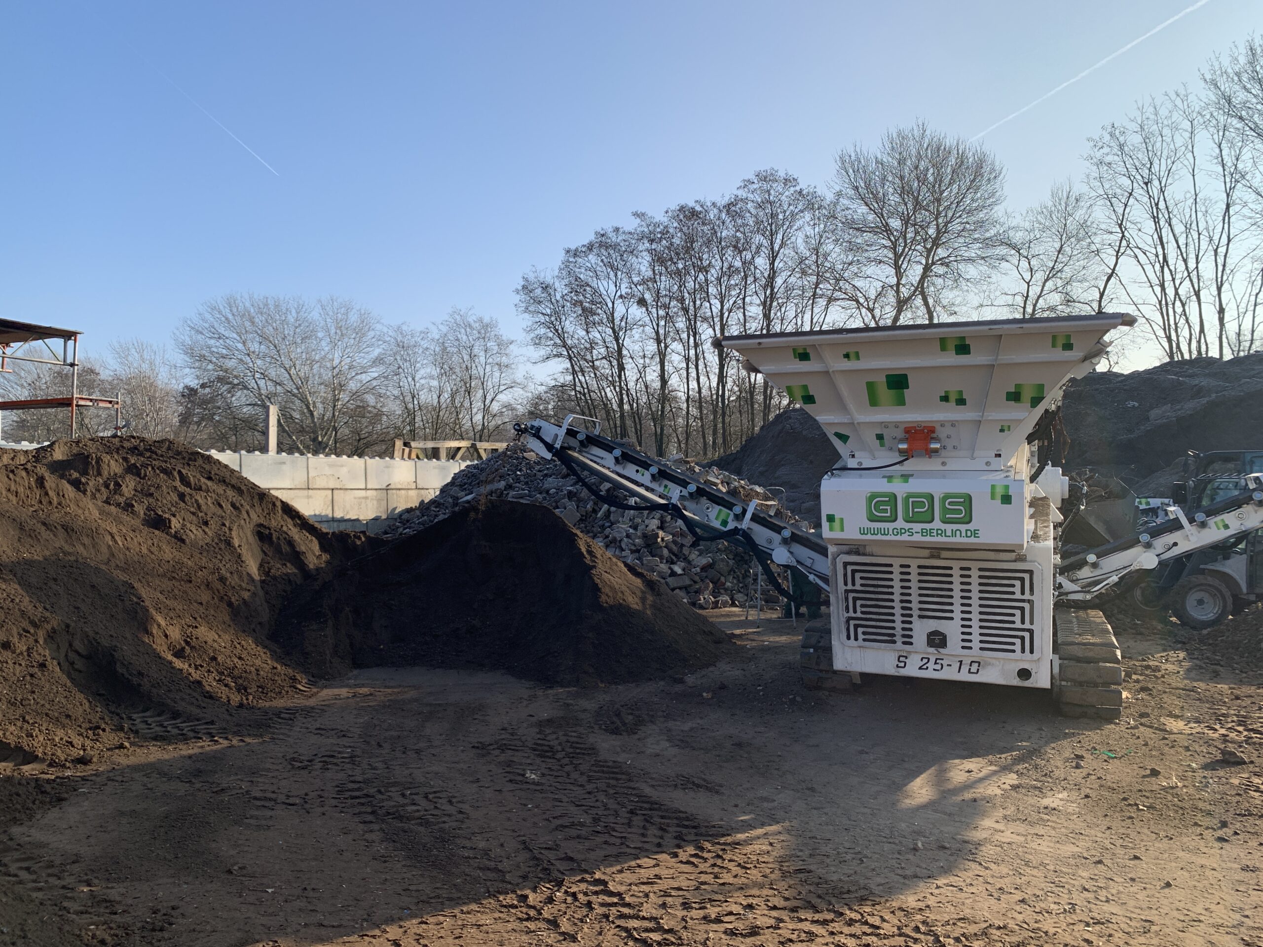 Siebanlage auf dem Kompostplatz von GPS Berlin