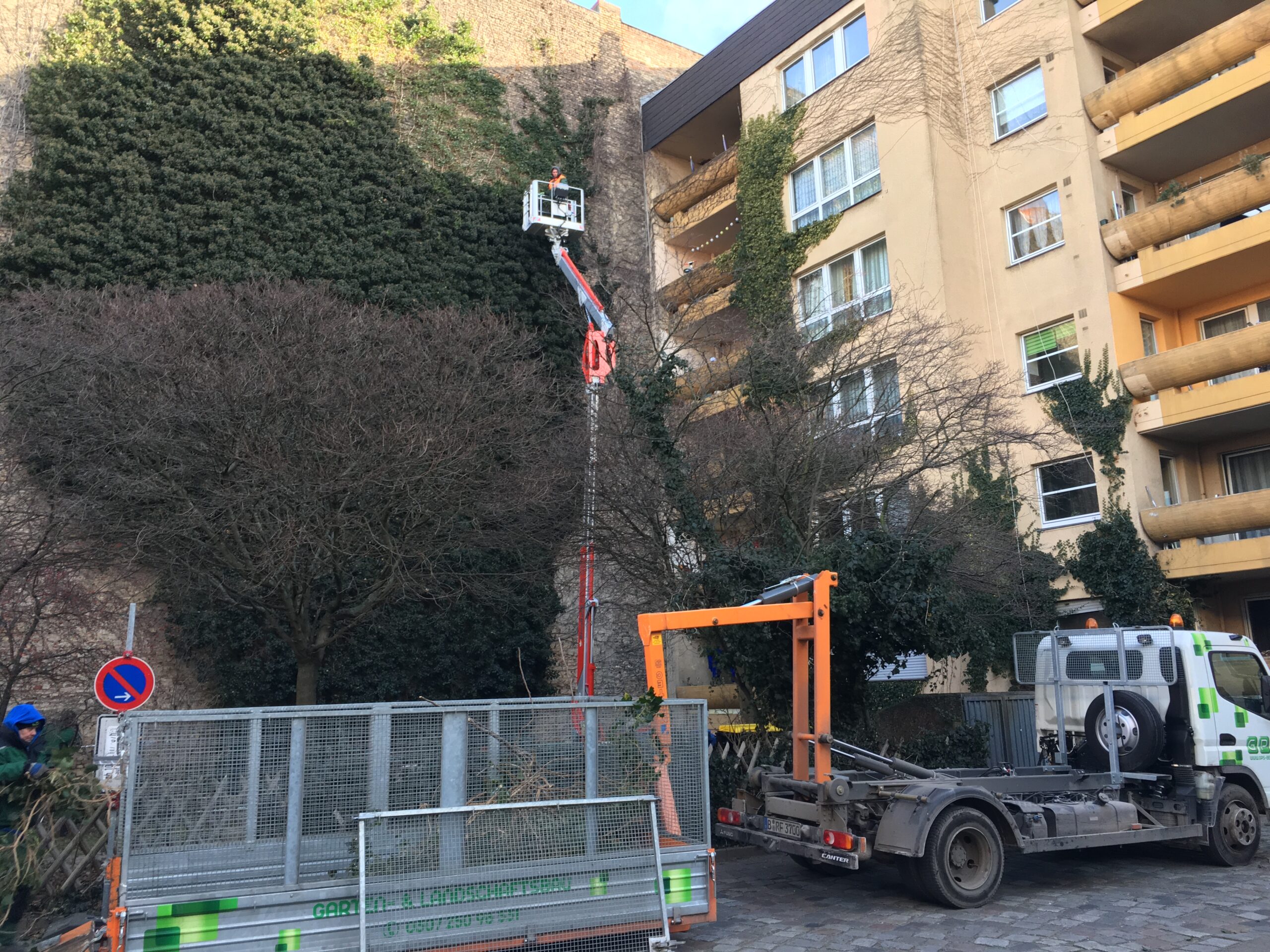 Baumarbeiten mit Lkw-Hubarbeitsbühne an einem Wohngebäude in Berlin