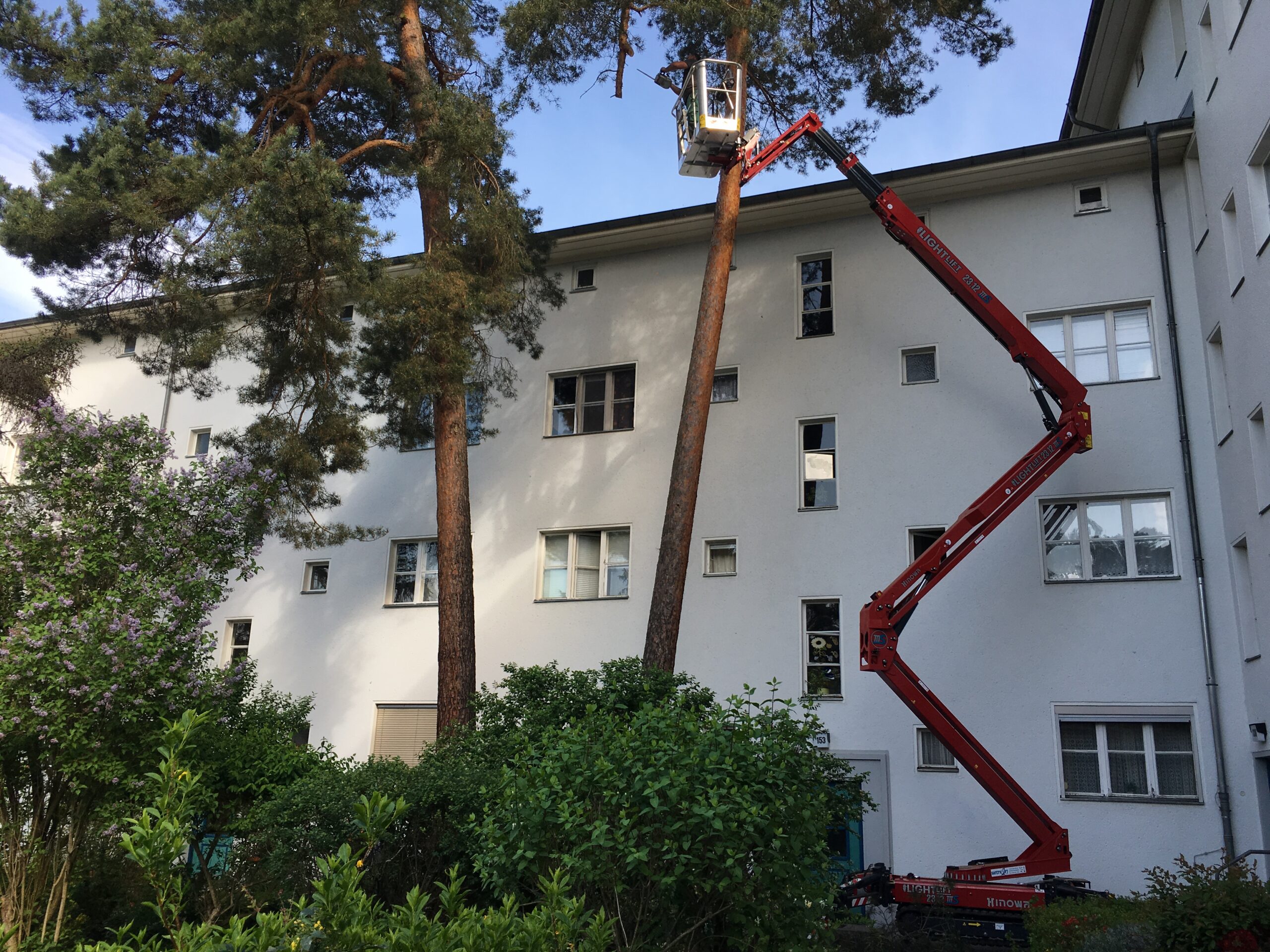 Baumarbeiten an einer Wohnanlage in Berlin mit Hubarbeitsbühne