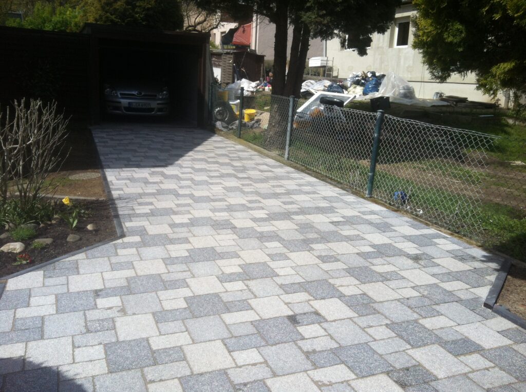 Gepflasterte Garagenzufahrt mit Granitplatten
