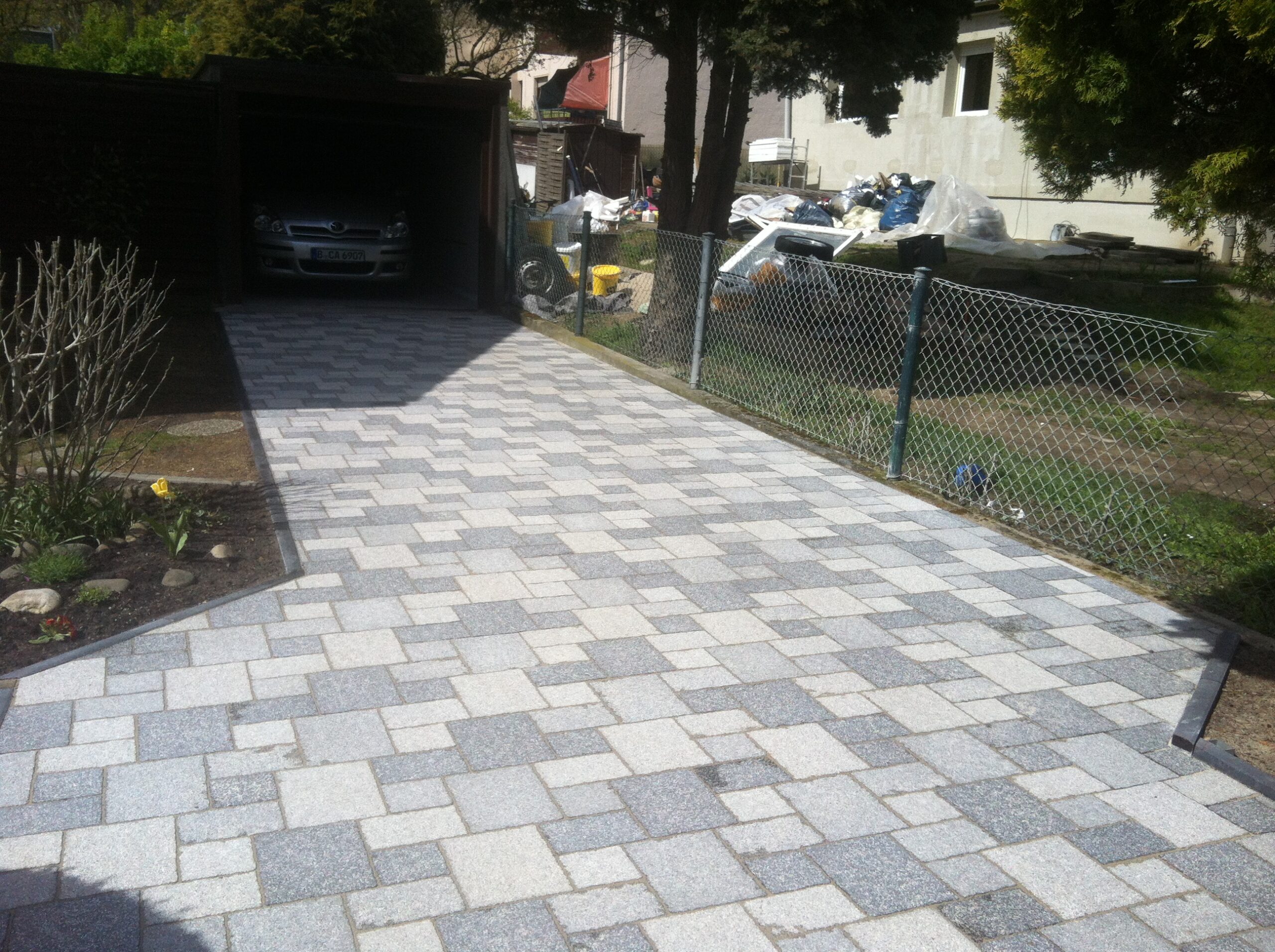 Gepflasterte Garagenzufahrt mit Granitplatten