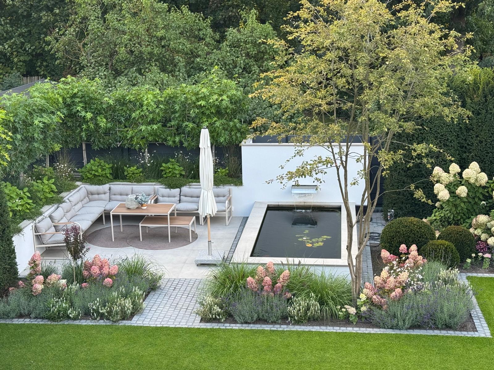 Außenanlagengestaltung aus der Vogelperspektive – Garten mit Wasserbecken und Sitzbereich in Berlin