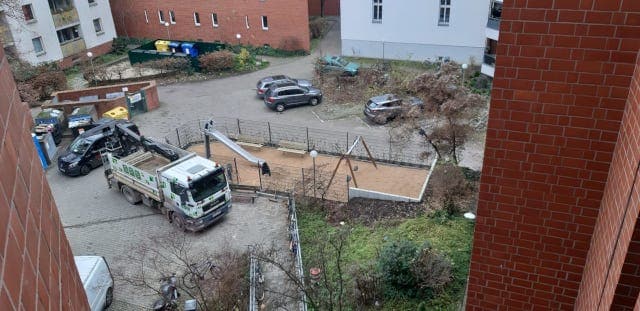 Spielsandreinigung im Fräsverfahren auf einem Spielplatz