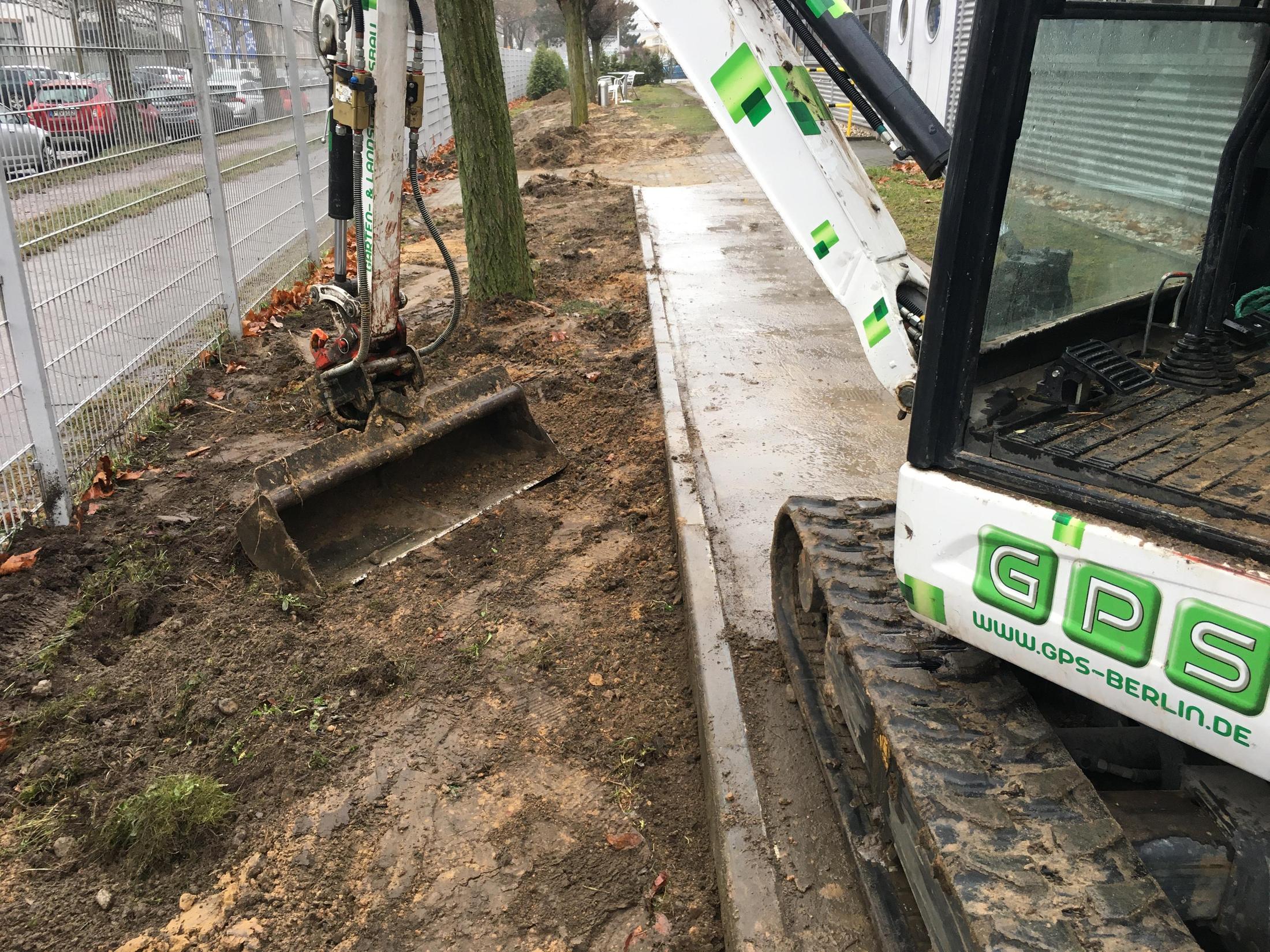 GPS Berlin bei Arbeiten an Baumscheiben entlang einer Berliner Straße