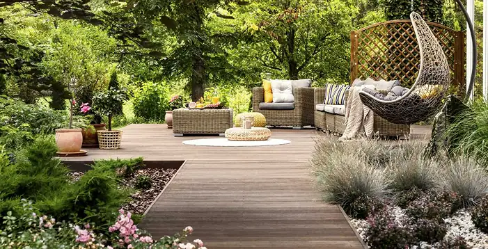 Gartenterrasse aus Holz mit Sitzbereich und Hängesessel